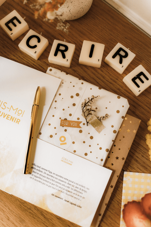 photo livret avec stylo jaune